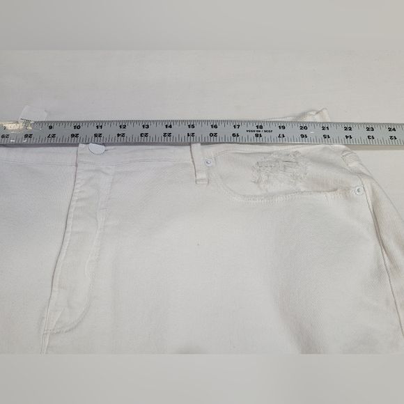 Good American Good 90’s Denim Short White Midrise Distressed Size 18 - Picture 12 of 15